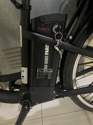 Bicicleta Eléctrica Negra con Silla Infantil