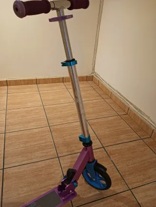 Patinete infantil morado y azul