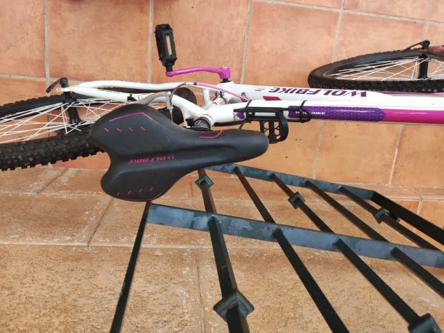 Bicicleta WOLFBIKE blanca y morada