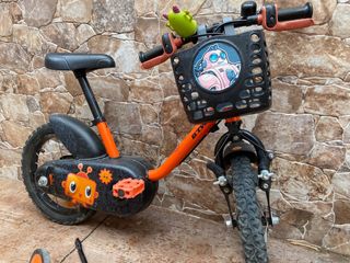 Bicicleta infantil naranja con cesta