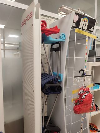 Liquidación material papelería y mobiliario