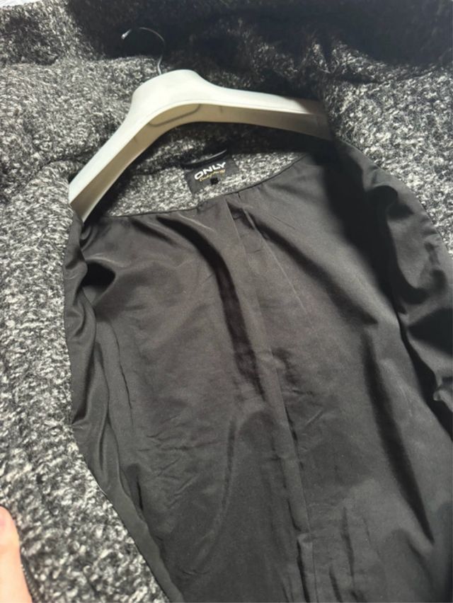 Cappotto con cappuccio grigio e nero