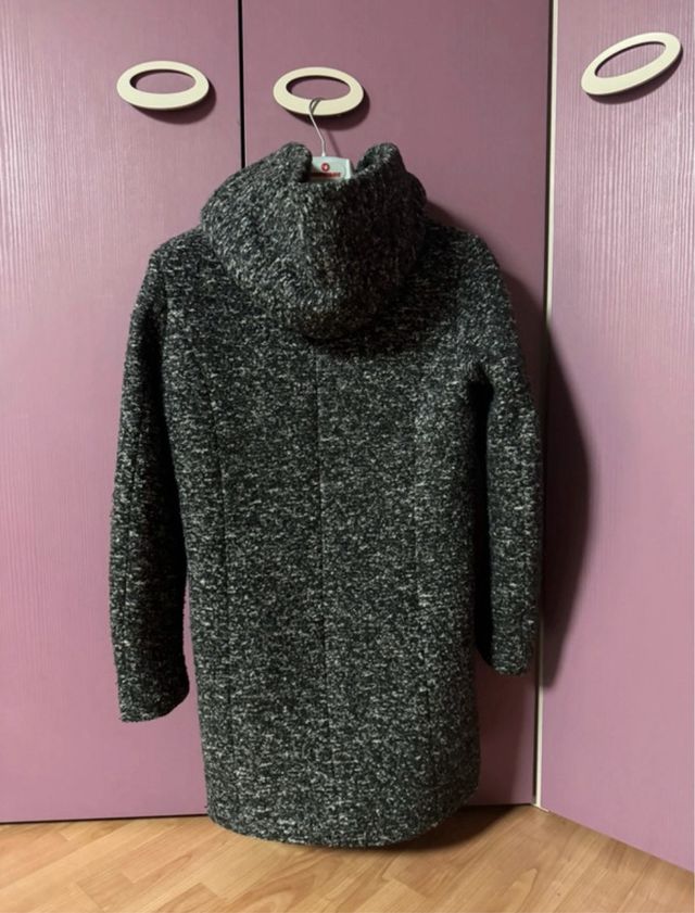 Cappotto con cappuccio grigio e nero