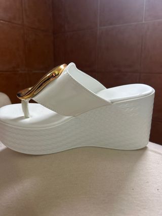 Sandalias de plataforma blancas con detalle dorado