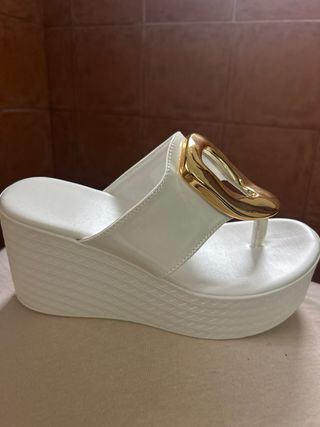 Sandalias de plataforma blancas con detalle dorado
