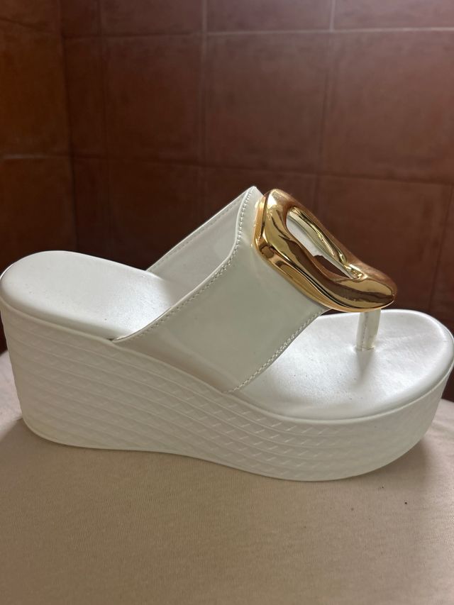 Sandalias de plataforma blancas con detalle dorado
