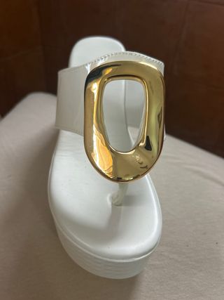 Sandalias de plataforma blancas con detalle dorado
