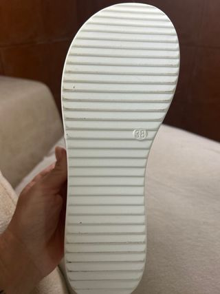 Sandalias de plataforma blancas con detalle dorado