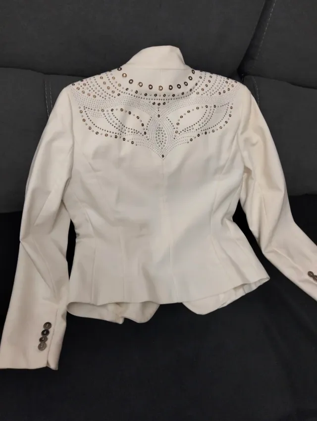 Blazer blanco con tachuelas plateadas