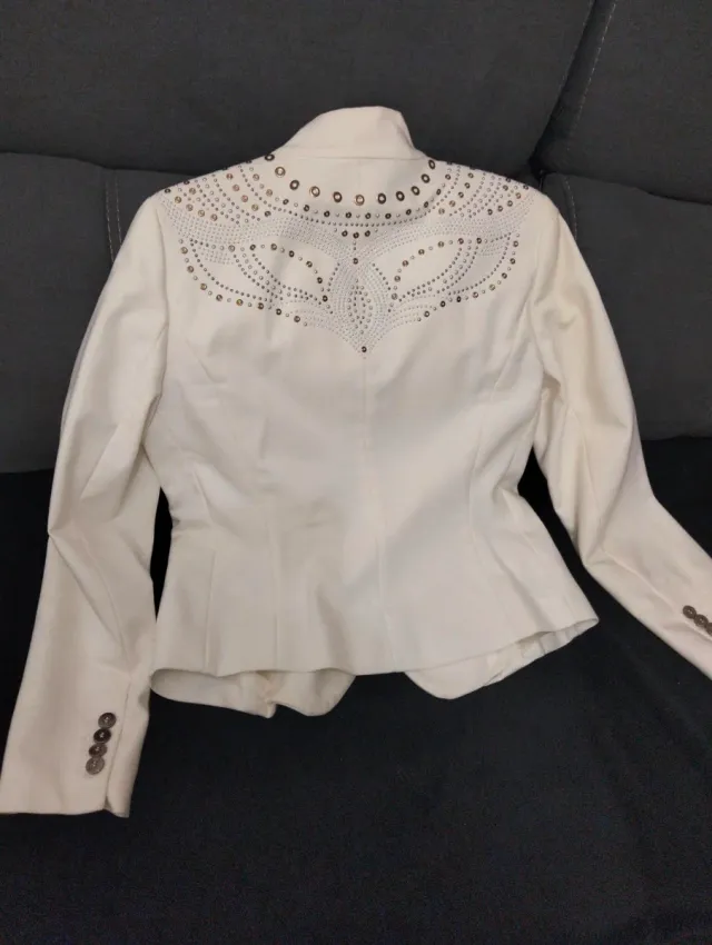 Blazer blanco con tachuelas plateadas