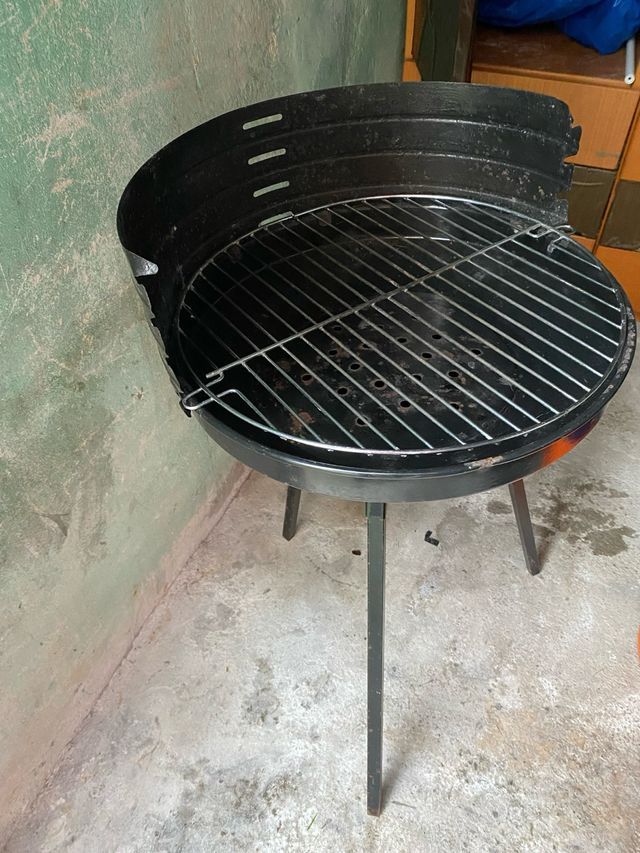 Barbacoa de metal negra