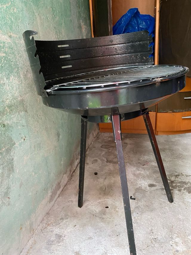 Barbacoa de metal negra
