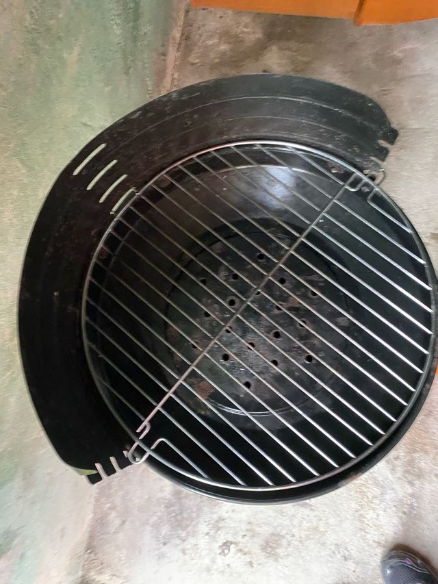 Barbacoa de metal negra