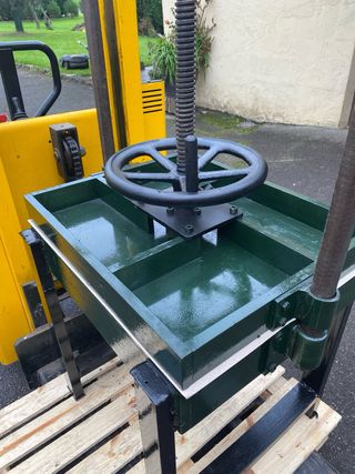 Prensa gran tamaño taller-encuadernación.