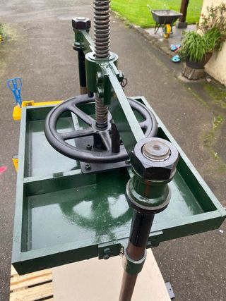 Prensa gran tamaño taller-encuadernación.