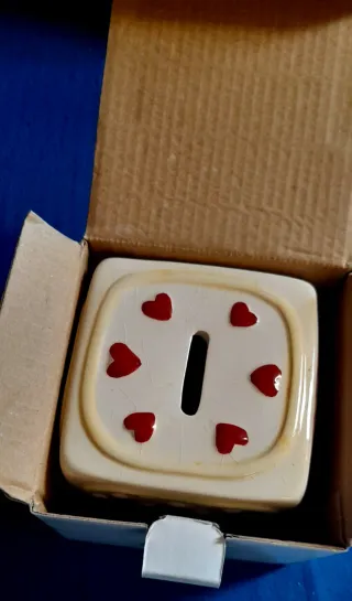 Salvadanaio a forma di cubo con cuori rossi
