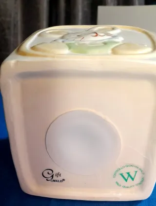 Salvadanaio a forma di cubo con cuori rossi