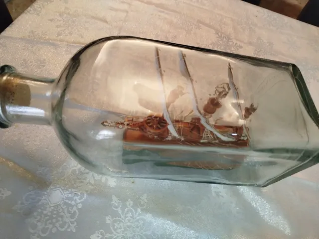 Botella de cristal con barco de madera