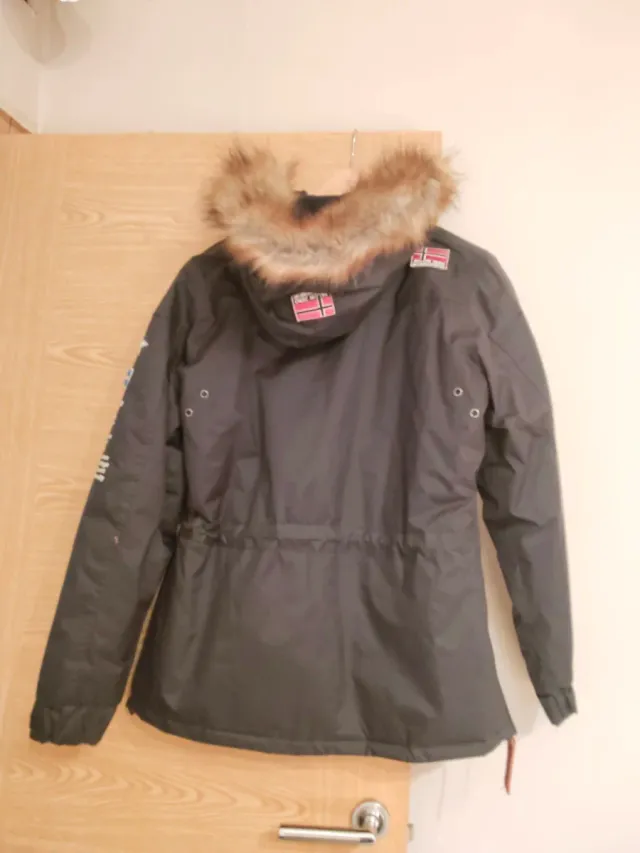 Cazadora Geographical Norway Negra y Rosa