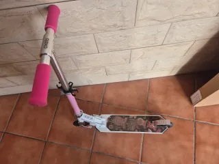 Patinete infantil rosa y blanco