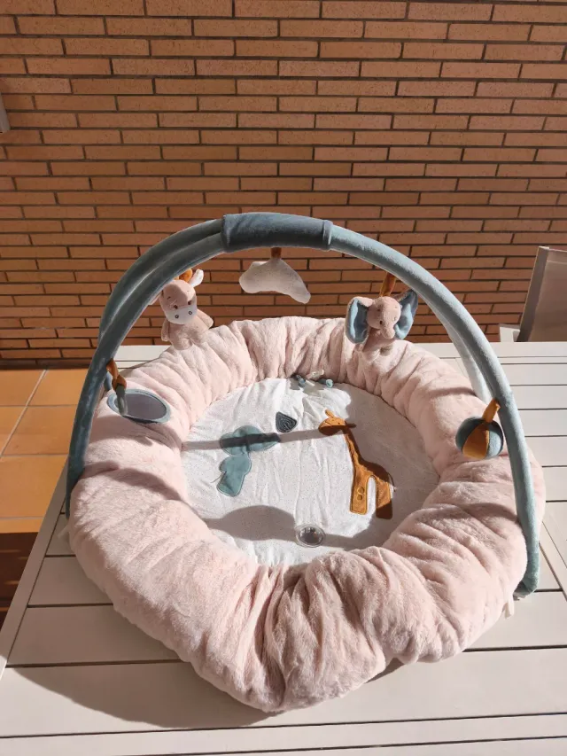 Gimnasio para bebé con peluches