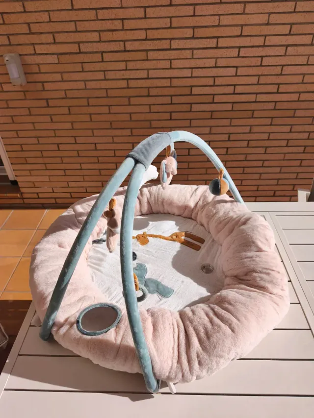 Gimnasio para bebé con peluches