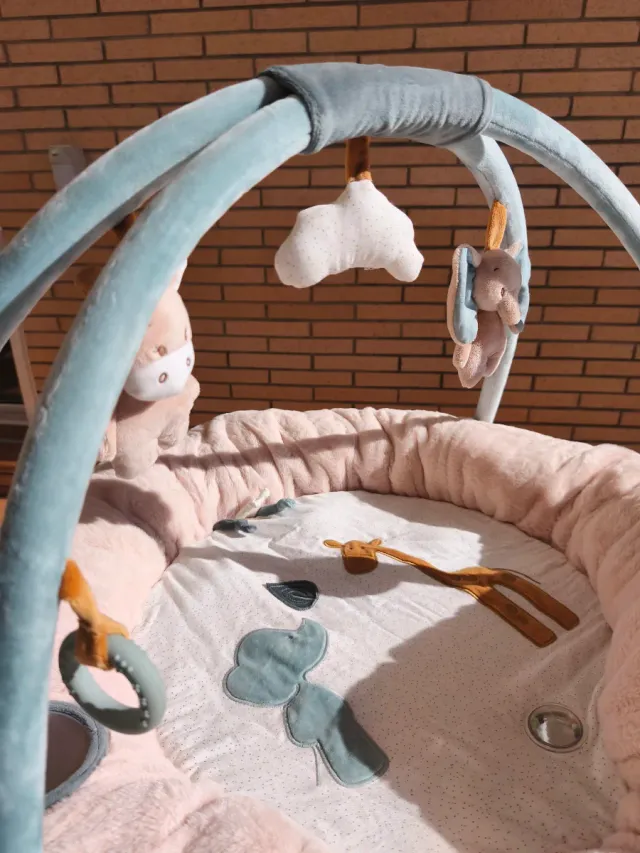 Gimnasio para bebé con peluches