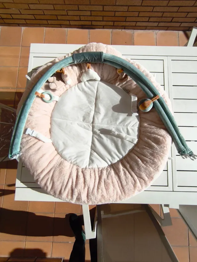 Gimnasio para bebé con peluches