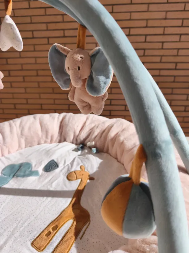 Gimnasio para bebé con peluches