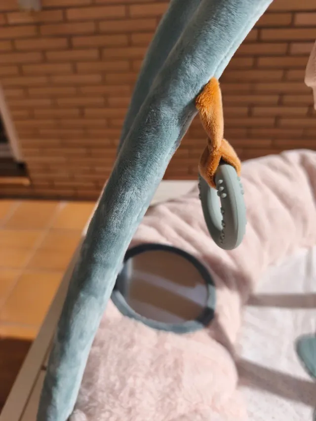 Gimnasio para bebé con peluches