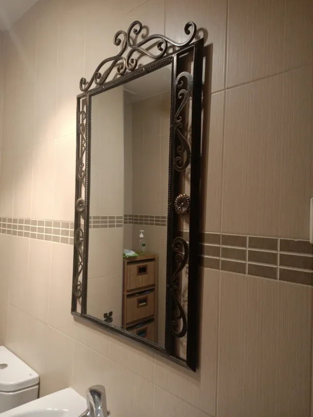 Specchio in ferro battuto con dettagli dorati