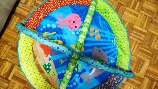 Gimnasio para bebé con arco y juguetes