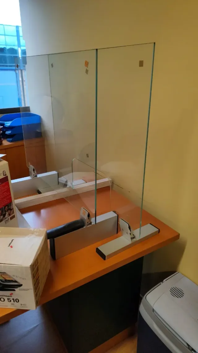 Mampara protectora de cristal