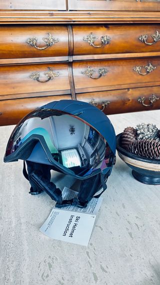Casco de esquí azul con visor
