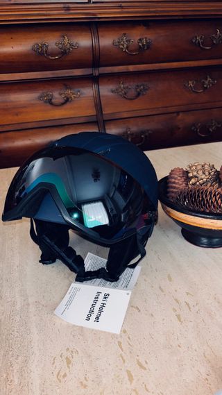Casco de esquí azul con visor