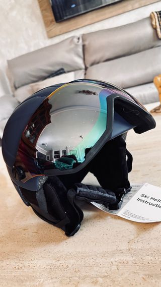 Casco de esquí azul con visor