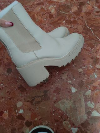 Botas chelsea Stradivarius beige