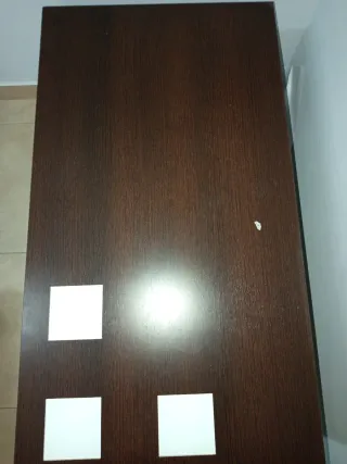 Mesa auxiliar elevada madera oscura