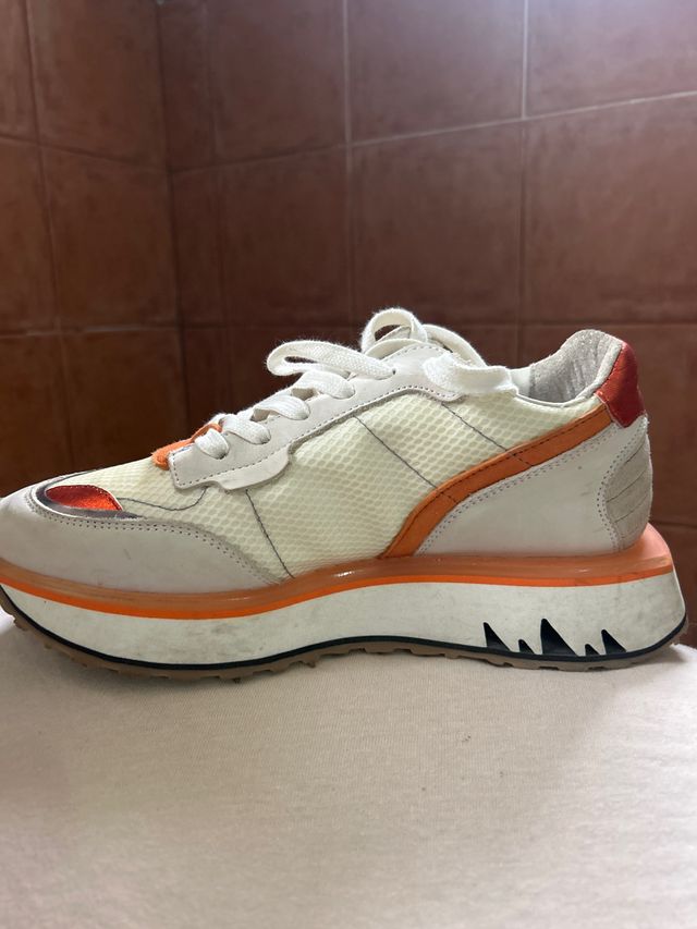 Zapatillas deportivas blancas y naranjas