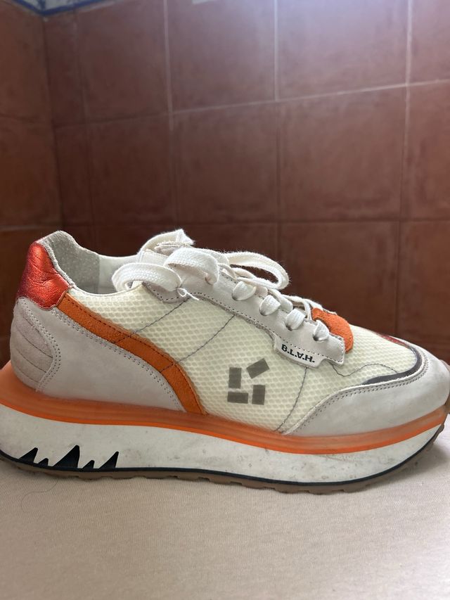 Zapatillas deportivas blancas y naranjas