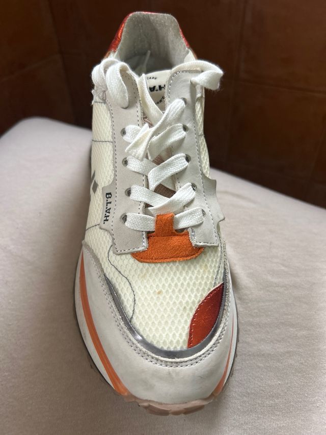 Zapatillas deportivas blancas y naranjas