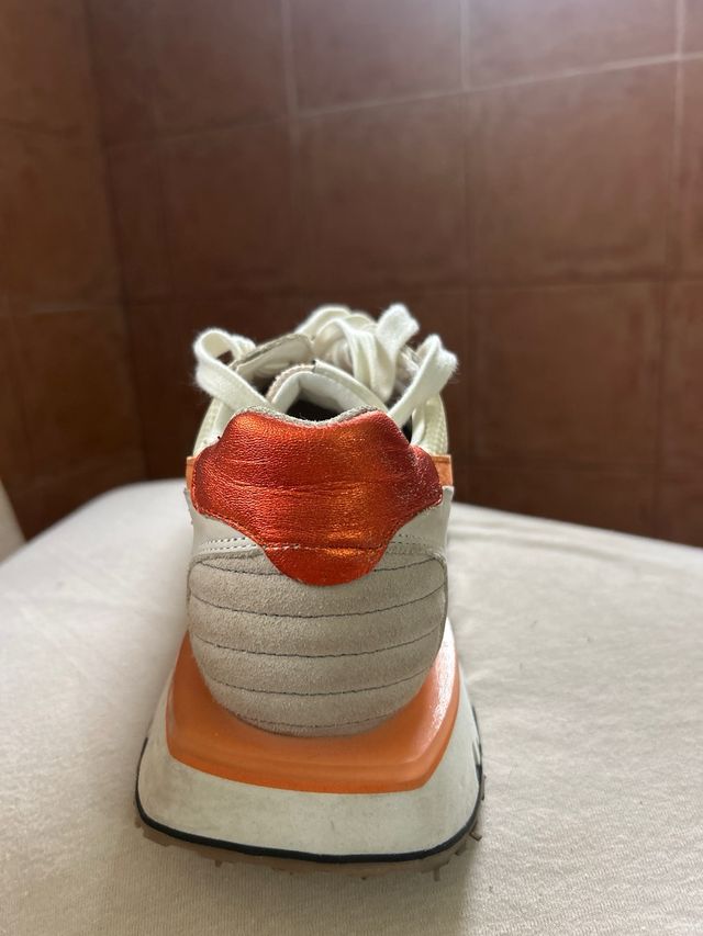 Zapatillas deportivas blancas y naranjas