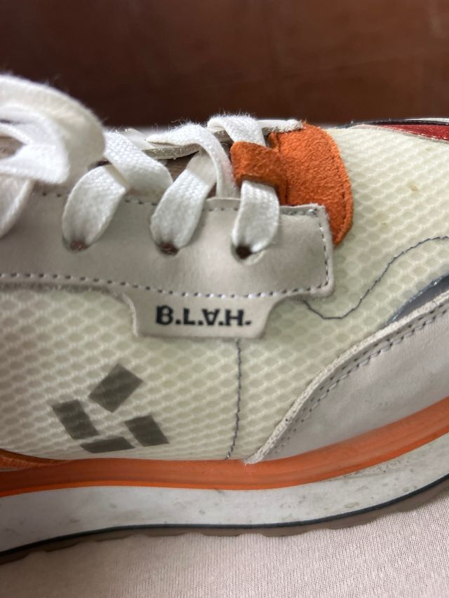 Zapatillas deportivas blancas y naranjas