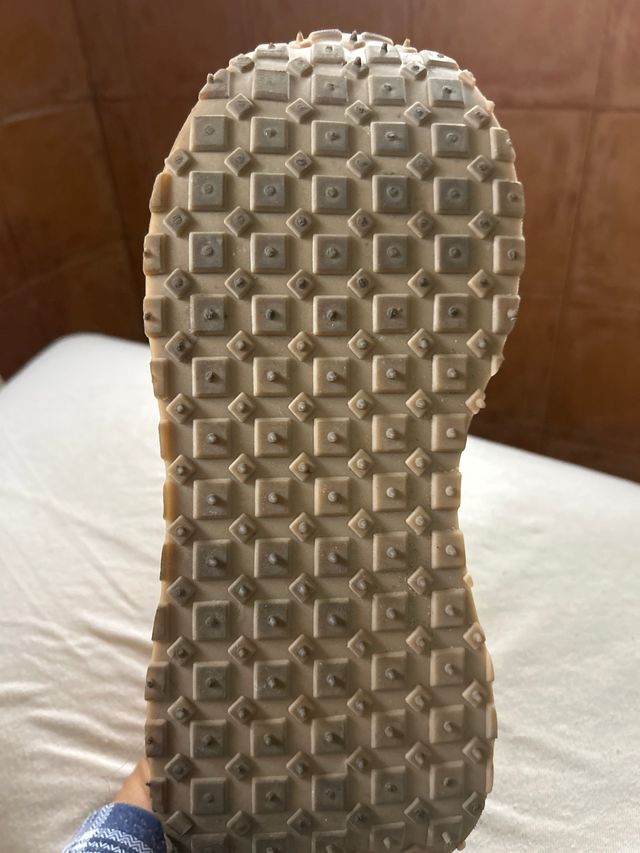 Zapatillas deportivas blancas y naranjas