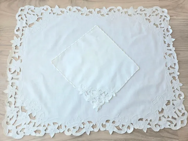 Mantel y servilleta bordados a mano