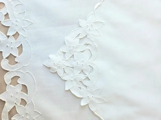 Mantel y servilleta bordados a mano