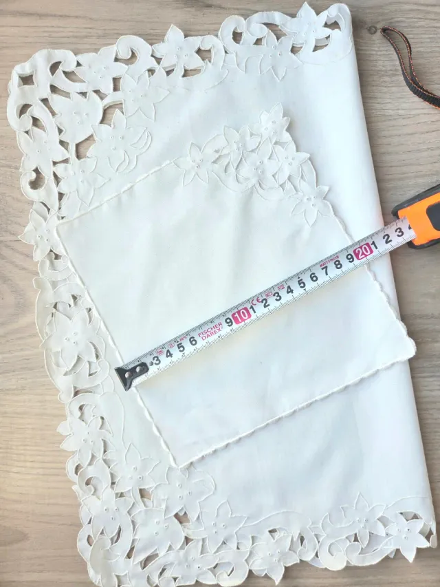 Mantel y servilleta bordados a mano