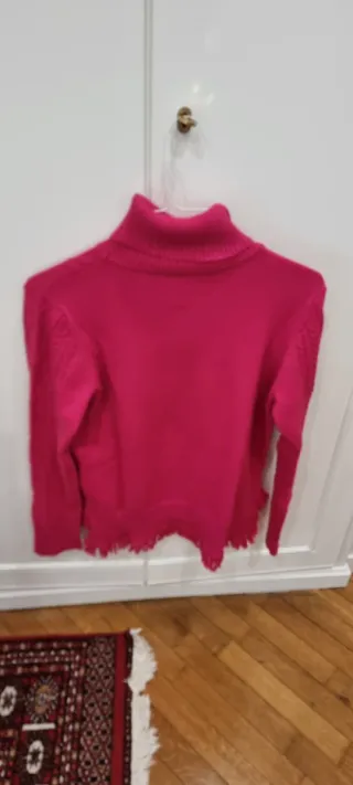 Maglione collo alto fucsia con frange