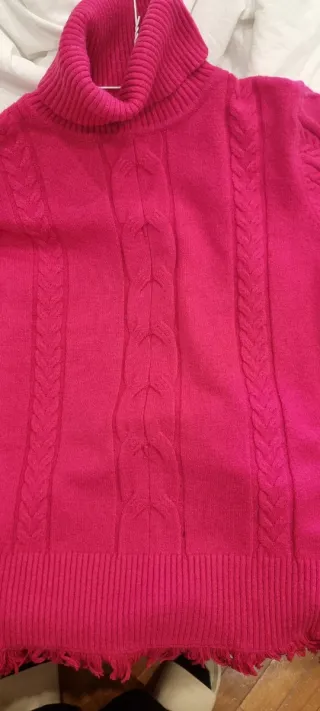 Maglione collo alto fucsia con frange