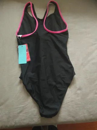 Bañador deportivo negro y rosa